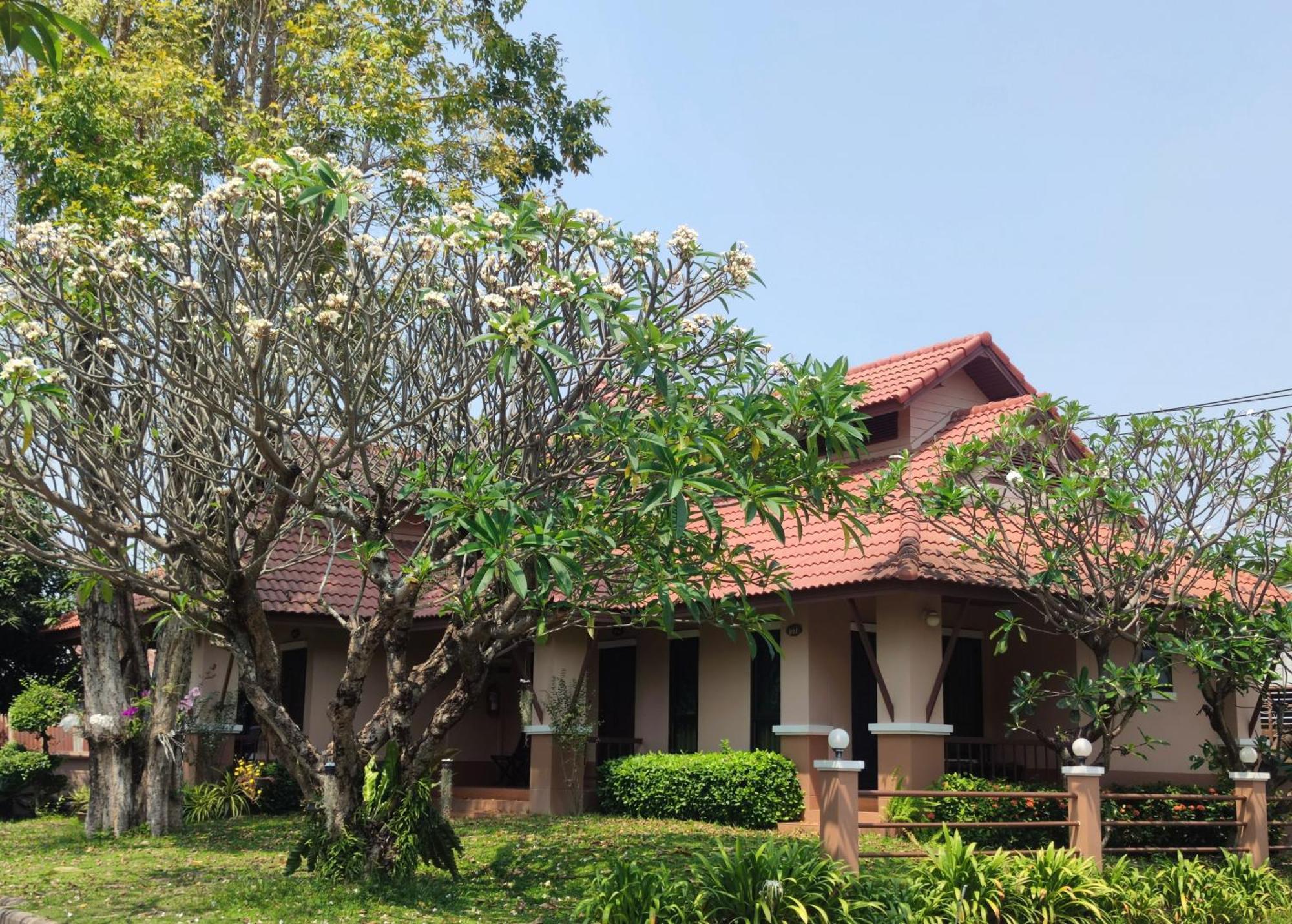 Areena Resort And Hotel Uttaradit Ngoại thất bức ảnh